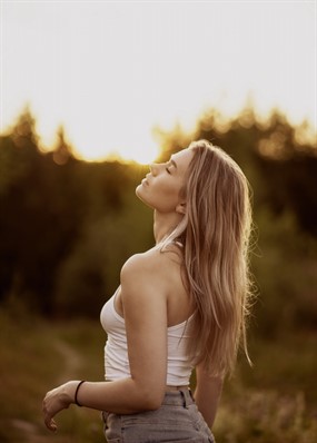 侧颜非主流美女写真图片